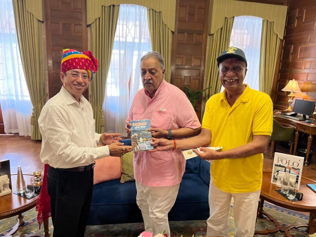 उमेद पैलेस जोधपुर में महाराजा गज सिंह जी को रेजांगला  शौर्य गाथा भेंट करते हुए